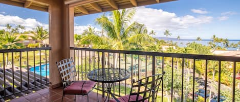 Stunning panoramic views of the ocean and Ekahi Village grounds from the lanai!