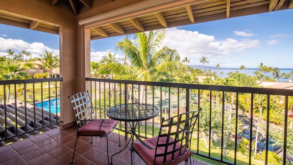 Stunning panoramic views of the ocean and Ekahi Village grounds from the lanai!