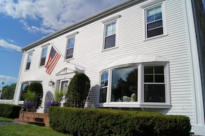 SeaBiscuit, a classic colonial in the best neighborhood in KPT.