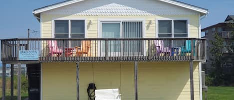 Barefootin Beach house. Front and back decks with outdoor shower! 