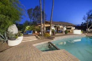 Full kitchen, BBQ, pizza oven. Full bathroom, spacious dining area with misters 