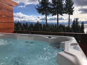 Tub is on an elevated platform to give you an unobstructed view.