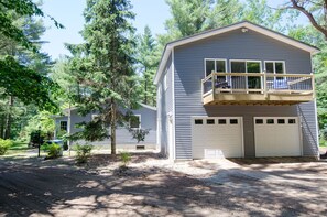 Photo of the home from drive.
