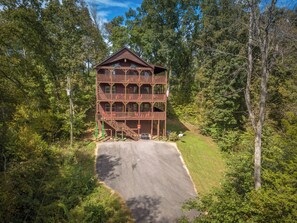 Pigeon Forge Cabin "Antler Run" - Parking area