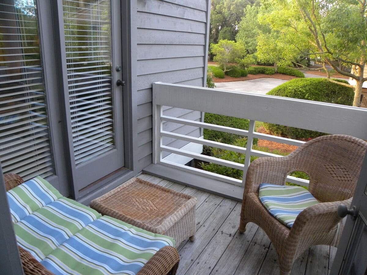 Great Rates! Screen Porch! Pool Just Steps Away!