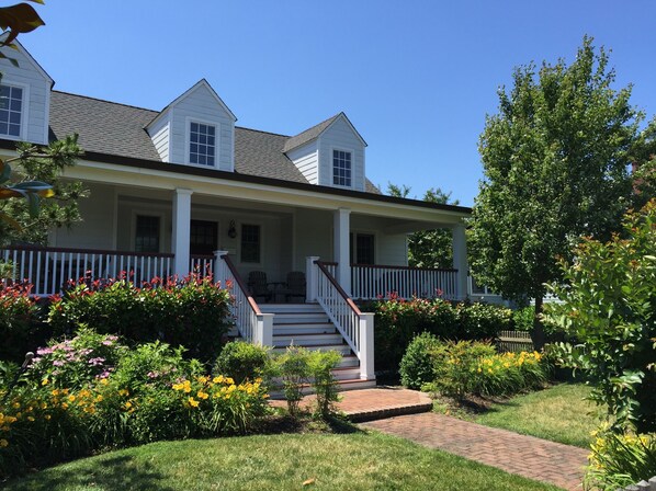 Beautiful Home minutes from Beach