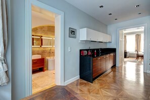 Fully equiped kitchen with the door to the main bathroom. 