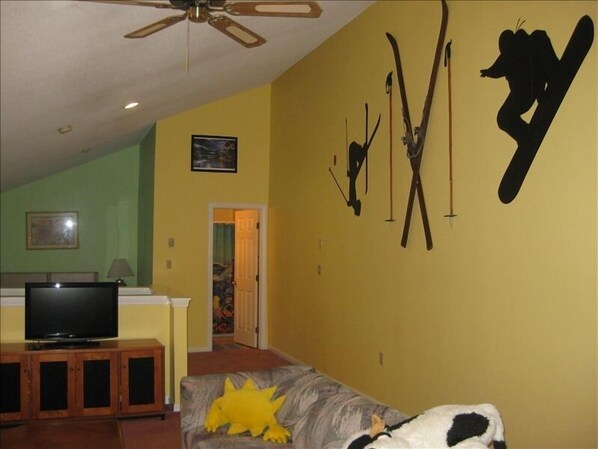 The upstairs loft. Huge ceilings! 