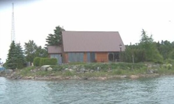 The Cottage on THE POINTE in Barbeau - excellent Freighter View!