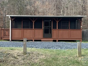 A screened in porch to enjoy those mountain breezes 