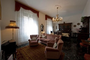 The livingroom. Furniture and furnishing are antique, craft (1800s, 1900s).