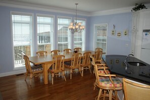 Seating for 10 at big table and 3 at bar
