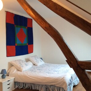 Chambre principale avec poutres et vue étang - bedroom wooden beams, lake view