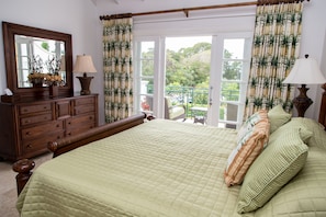 Master bedroom with balcony, sea view and en suite bathroom