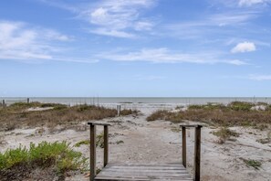 Steps to the beach 