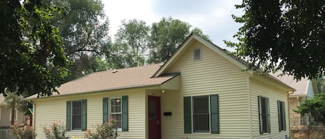 Cottage on large corner lot, 5 minutes from downtown, restaurants and shopping.