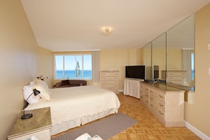 Master bedroom with King bed, 50" tv and ocean view.
Adjoining bathroom.