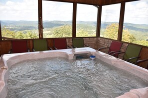 16 x 16 Screened In Sunroom with Hot Tub for 6