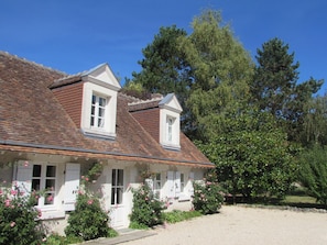 La Ménagerie Cottage. Main Facade and Front Yard