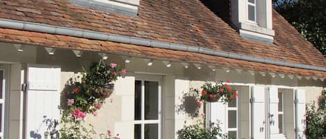 La Ménagerie Cottage - Main Facade with two dormer windows 