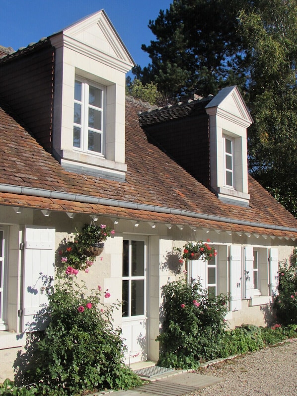 La Ménagerie Cottage - Main Facade with two dormer windows 