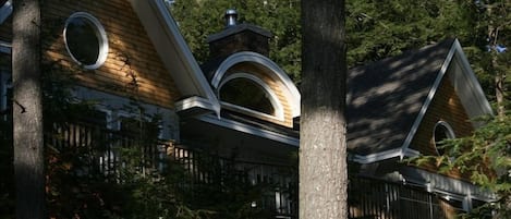 Rosehill Cottage at dusk