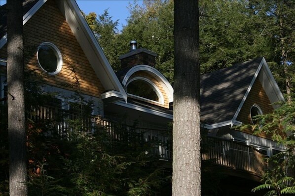 Rosehill Cottage at dusk