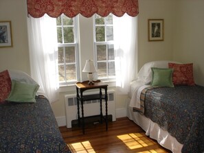Bedroom with 2 twin beds
