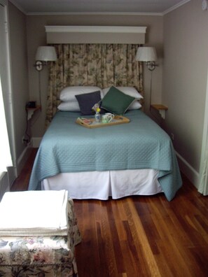 Spare bedroom w/ French door into room and an exterior door to patio. Full bed.