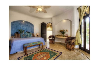 Dormitorio de Casa Hafiz con patio privado y cocina americana
