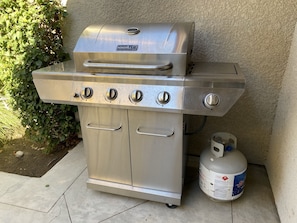 A large grill to cook lunch or dinner!