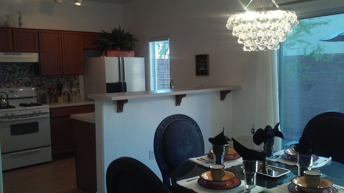 French Themed Townhouse Near Speedway; 20 Minutes From Strip