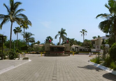 Ubicación, ubicación !! A pie de playa privada. Comunidad cerrada. Vistas y piscina!