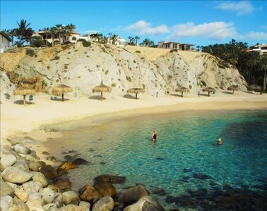 Ubicación, ubicación !! A pie de playa privada. Comunidad cerrada. Vistas y piscina!