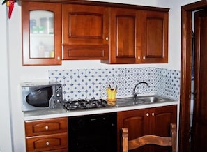 Kitchen with hand-painted ceramic tiles from Caltigirone, Sicily