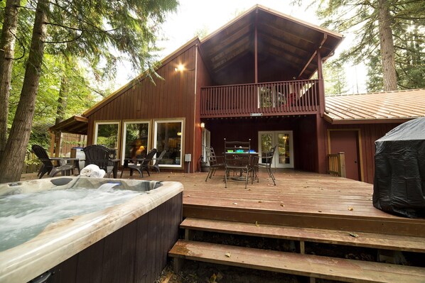 Back Deck- Hot tub Fire place, bbq and large table