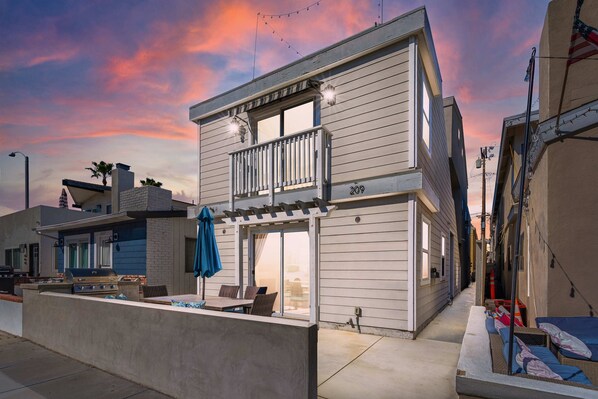 EXTRAORDINARY BALBOA PENNINSULA HOME 1 BLOCK FROM BEACH