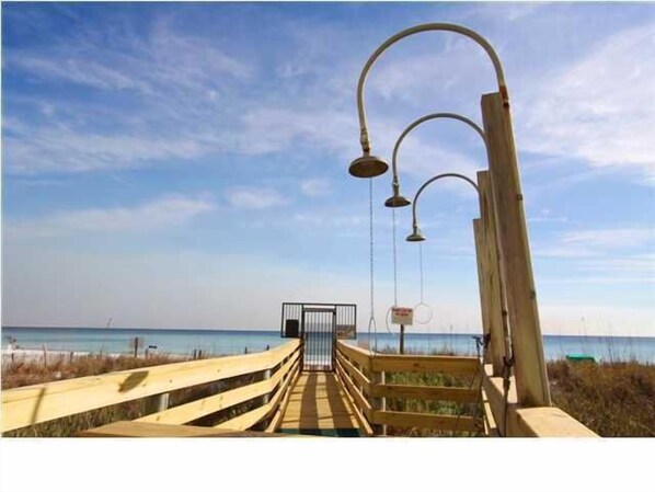 Ground Floor- Steps to the Beach!🏖️-Showers! 🏝️