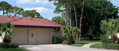 Front of the Villa -1 car Garage + parking in driveway