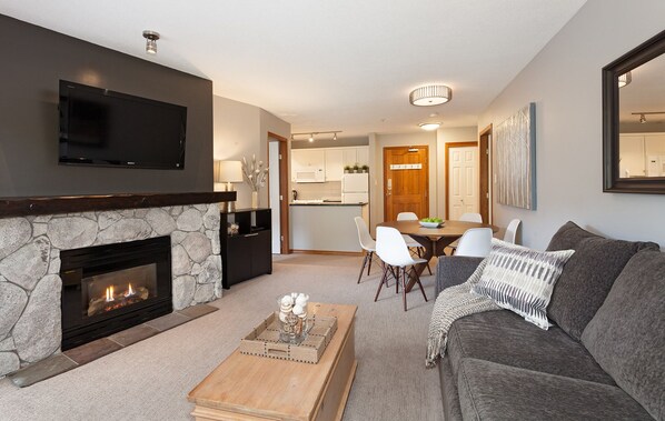 Spacious living area with gas fireplace, 42' flat screen HDTV/DVD/Blu-Ray