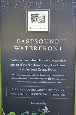 Eastsound Waterfront Park has easy beach access (right across the street)