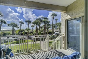 Balcony with seating for 4