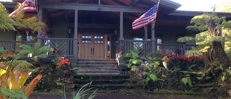 Volcano Rainforest Lodge
Front entry