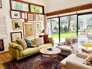living room w deck outside