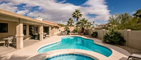 Beautiful heated pool ($80 per day) and spa. Spa heat only included in rent.