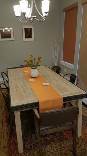 Dining Area / Expandable Table (  max sit 8 )