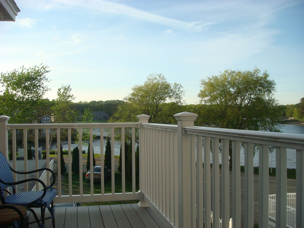 NEW LUXURY ONE-BEDROOM CONDO, SLEEPS 4; WITH PRIVATE BALCONY AND WATER VIEWS