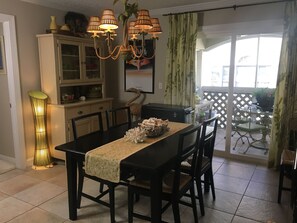 Enjoy a family meal in this dining area!