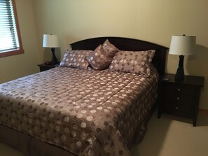 Master bedroom (King bed)