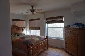 Guest bedroom, queen hybrid bed, 1200 count sheets